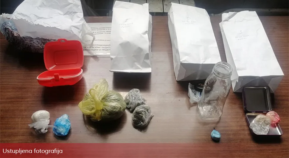 U pretresu pronađeni droga, novac i hladno oružje