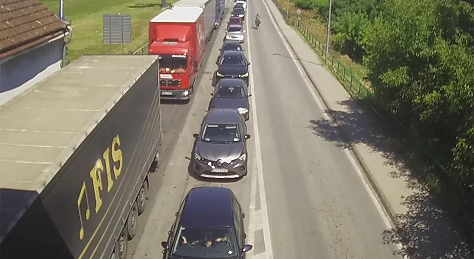 Gužva na graničnom prelazu Brod