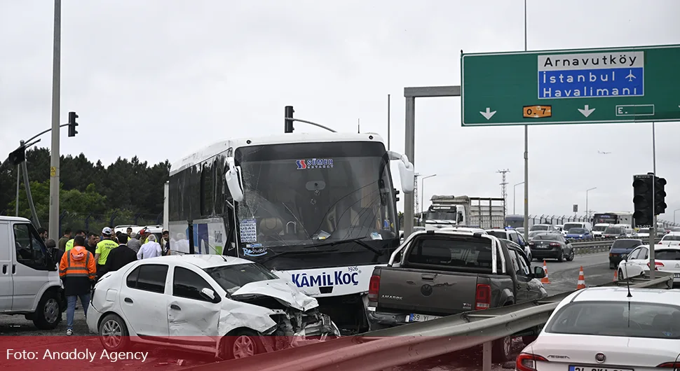 Autobus prešao u suprotnu traku i udario u više automobila