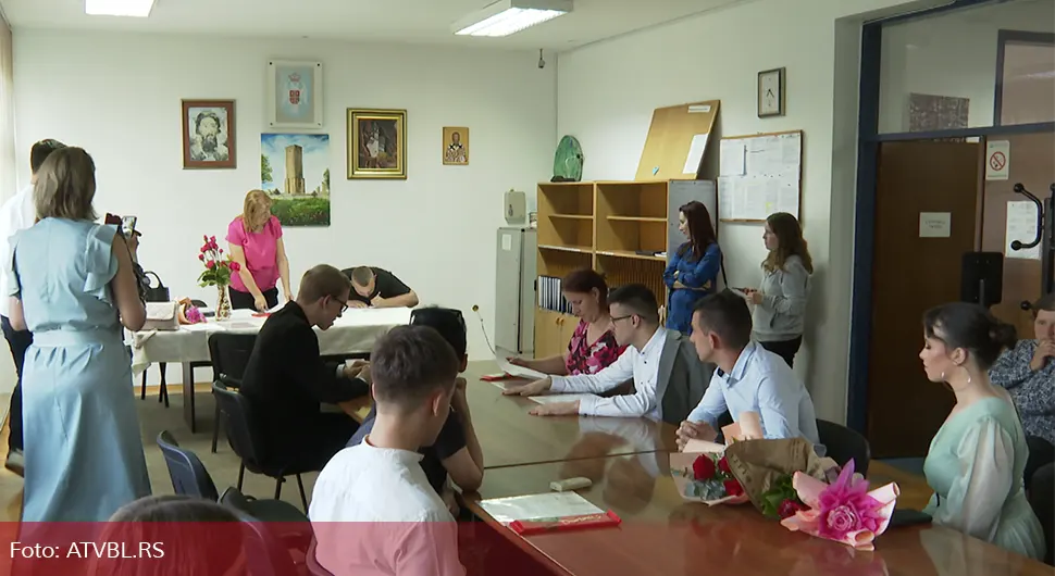 Maturanti JU Centar "Zaštiti me" zablistali u punom sjaju