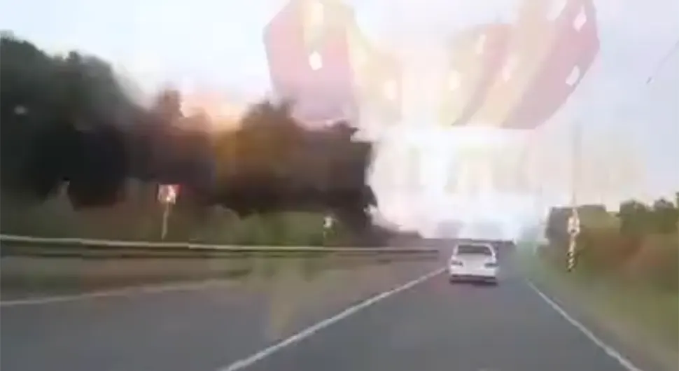 Pojavio se snimak rušenja mosta u Rusiji: Eksplozija izazvala udes