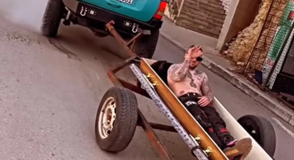 Samo na Balkanu! Legao u mrtvački sanduk i provozao se gradom, narod u šoku (VIDEO)