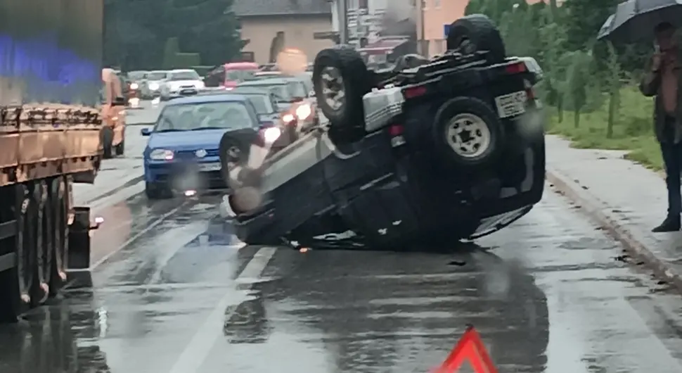 Auto završio na krovu nasred puta - FOTO
