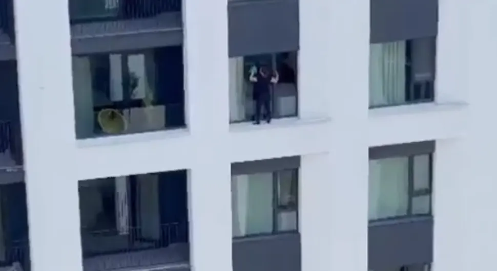 UZNEMIRUJUĆI VIDEO! Žena rizikuje život zbog jednog prozora