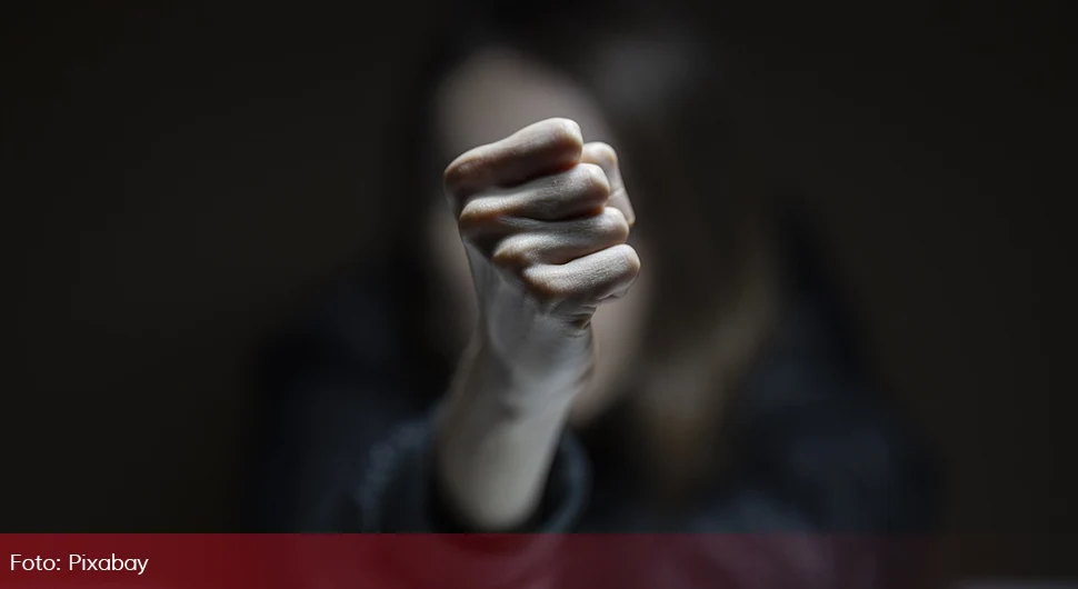 Snimak tuče žena u prodavnici: Majka gurnula bebu prolazniku u ruke, pa krenula makljaža
