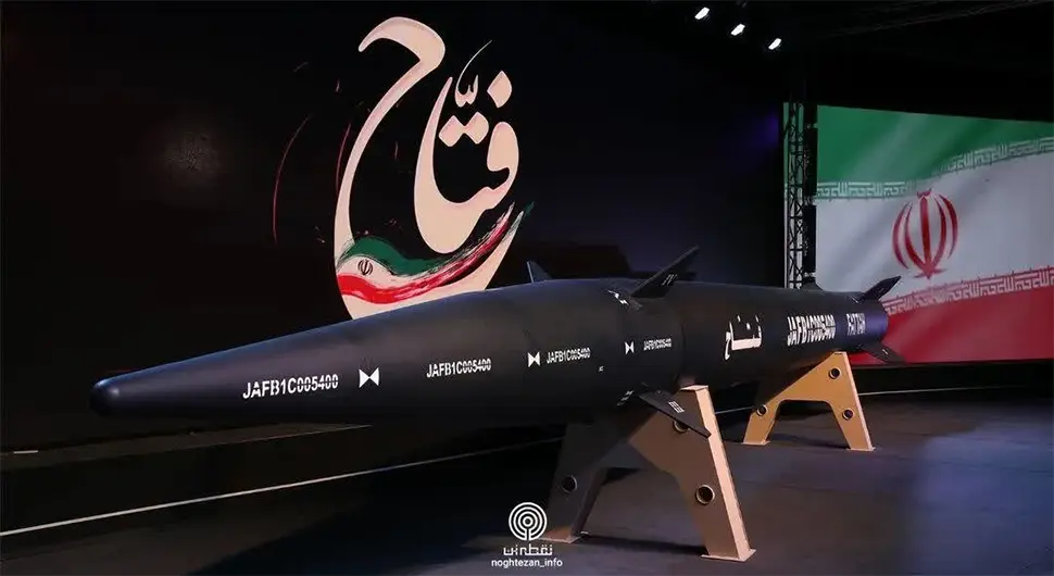 Iran predstavio svoj prvu hipersoničnu balističku raketu
