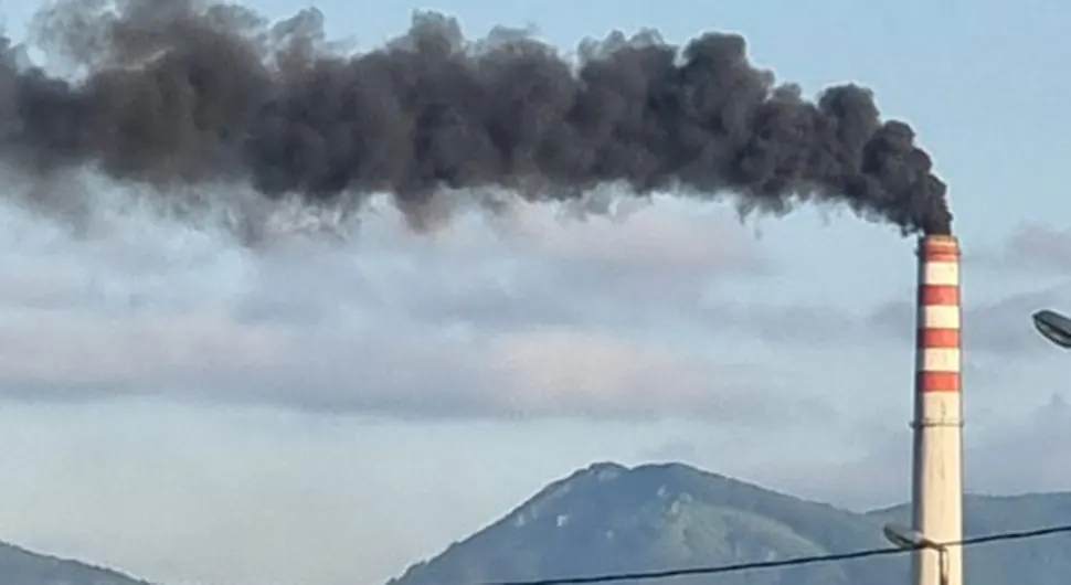 Crni dim prekrio Gacko, građani strahuju
