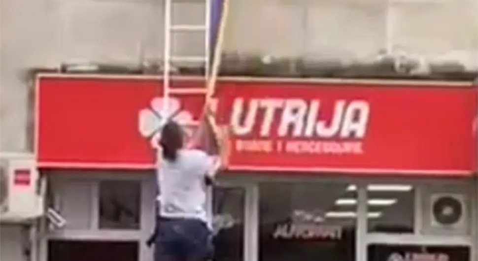Mladići skinuli zastavu sa duginim bojama uoči parade u Sarajevu