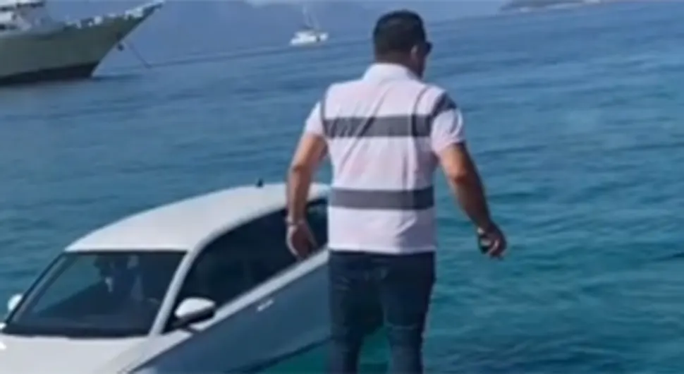 Snimak izvlačenja auta iz mora je apsolutni hit - pogledajte i zašto