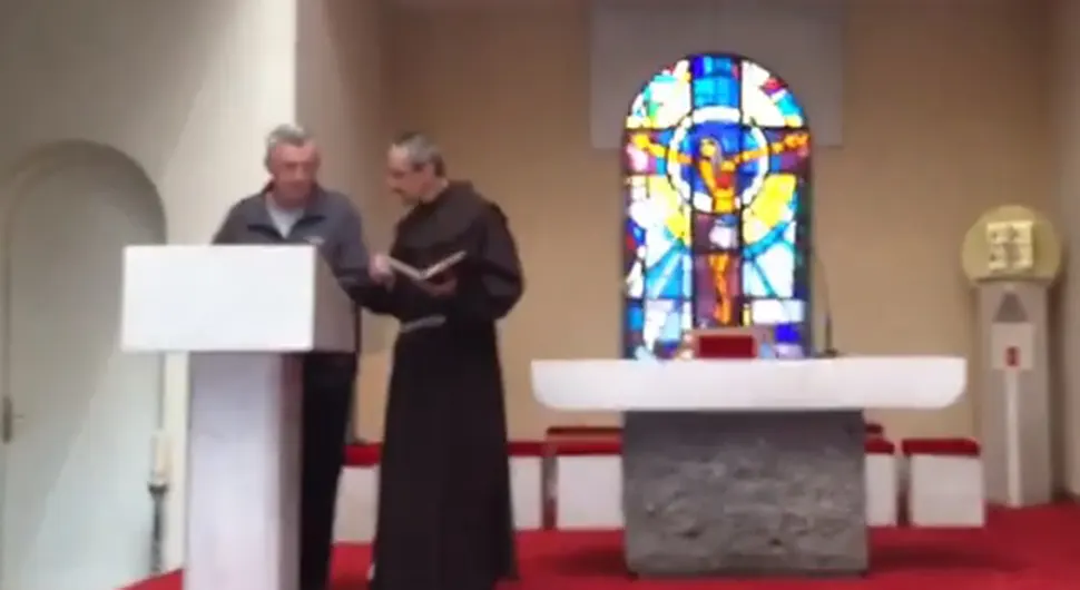 "Lupiću te pa ćeš vrciti 10 metara" - Snimak iz crkve postao hit na društvenim mrežama