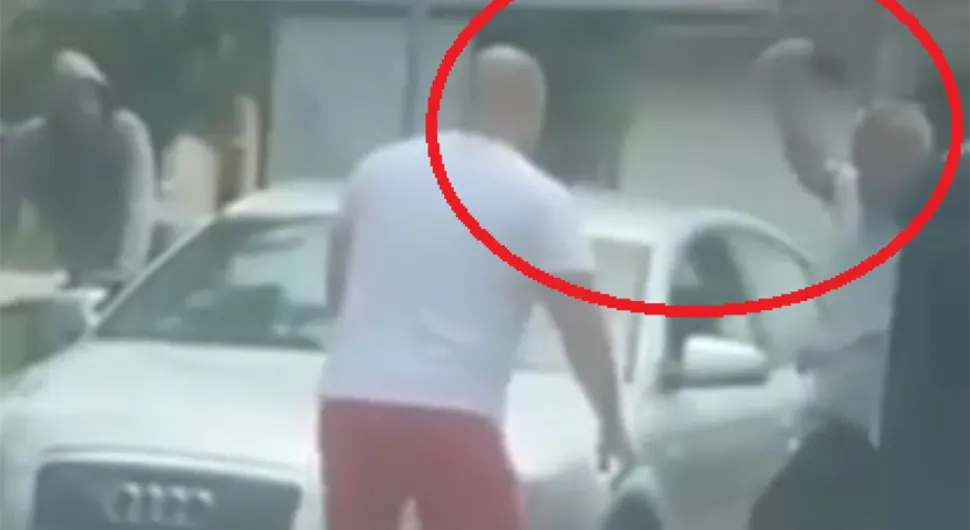 Sukob u saobraćaju izmakao kontroli, izvadio mačetu pa krenuo na čovjeka