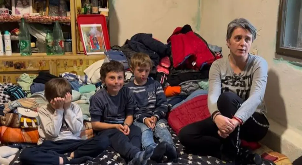 Ivana živi sa troje djece u garaži: Nemaju kupatilo ni vodu, stvari čuvaju u kutijama od banana