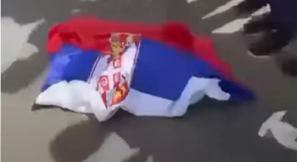 Skandal u školi u Švajcarskoj: Djeca gazila zastavu Srbije