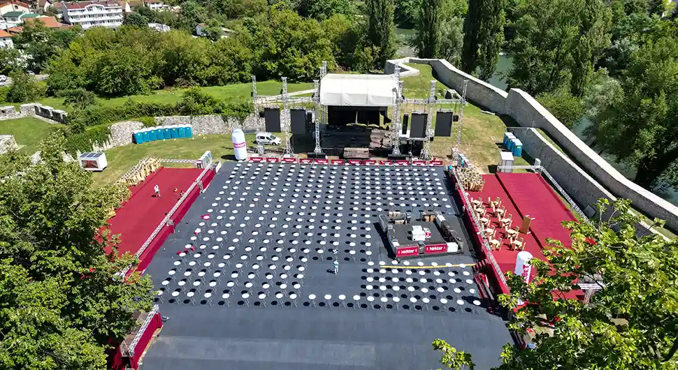 Sve je spremno za početak trodnevnog spektakla na Kastelu: Pogledajte kako izgleda najveći klub na otvorenom na Balkanu!