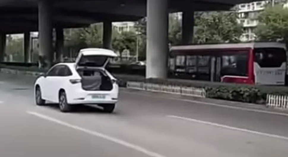 Kineskom električnom automobilu u vožnji ispala baterija