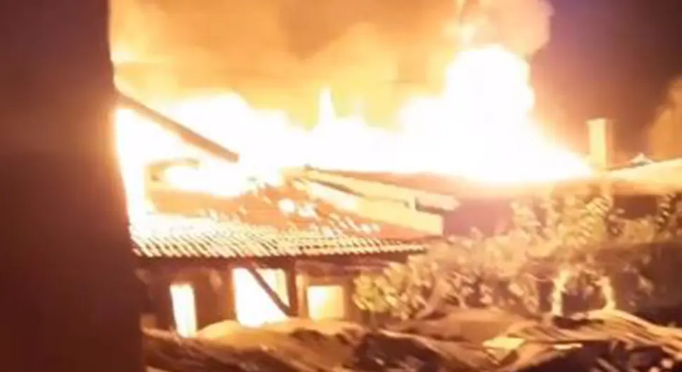 Udar groma izazvao veliki požar u Zaječaru, izgorjele tri kuće
