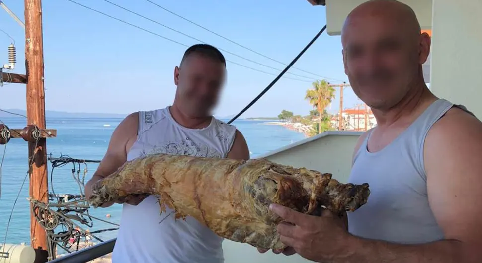 Evolucija "paradajz turista": Srbi donijeli pečeno jagnje na plažu