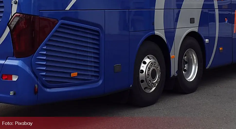Oko 40 ljudi podiglo autobus da oslobodi mladića zarobljenog ispod točka
