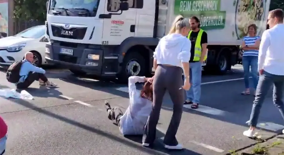 Djevojka blokirala saobraćaj, brutalna plavuša je uhvatila za glavu i odvukla