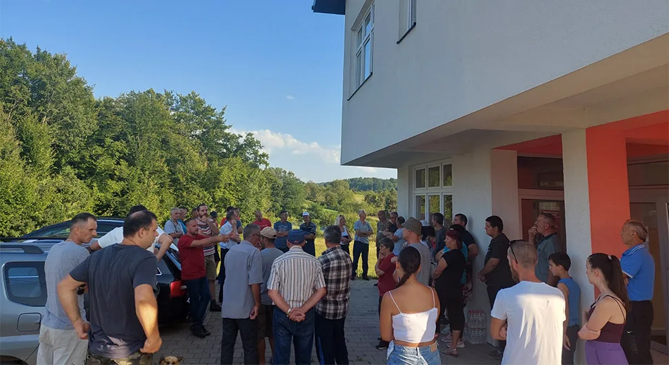 Mještani Donjih Kola jasni: Ili voda kod nas ili mi pred Gradsku upravu