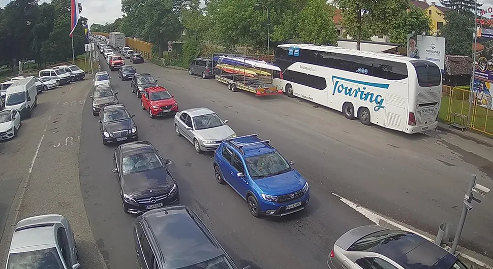 Gužve na devet graničnih prelaza u BiH