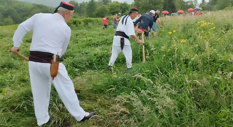 Održana tradicionalna Grmečka kosidba: Prenijeti običaje mladim naraštajima