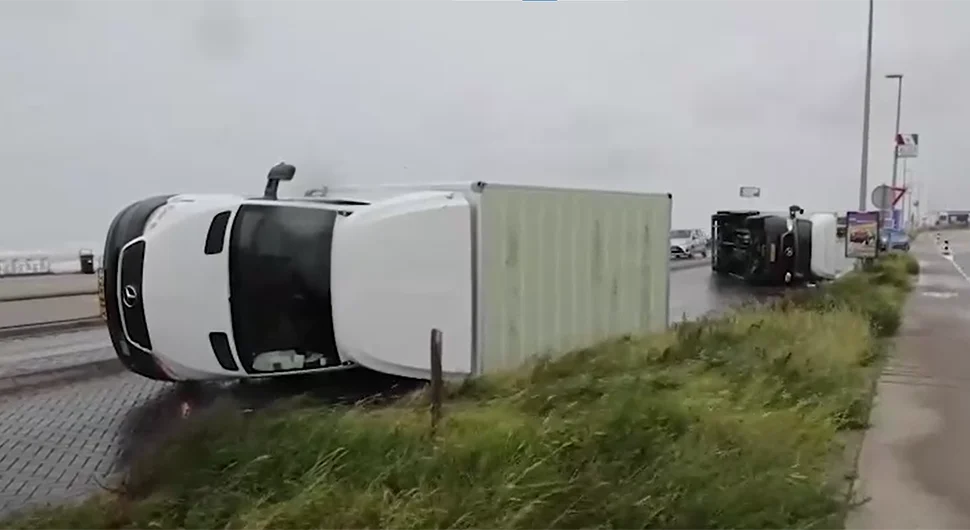 Holandiju pogodila najjača oluja u istoriji mjerenja, dvije osobe poginule!