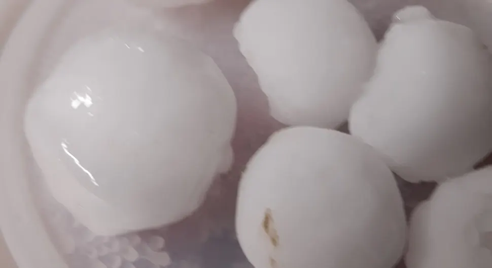 Sloveniju pogodio led veličine jajeta