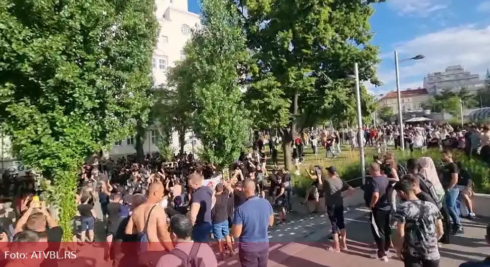 Navijači Borca okupirali bečki Rojmanplac