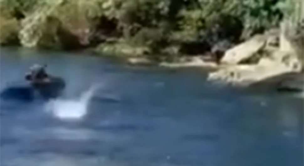 Skok sa Starog mosta u Mostaru umalo završio tragično