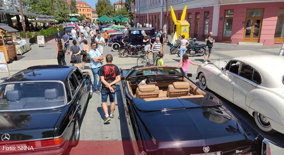 Otvorena izložba oldtajmera u Brčkom, predstavljeno 40 automobila