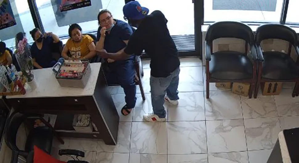 Pljačkaš upao u kozmetički salon i tražio pare, svi ga ignorisali