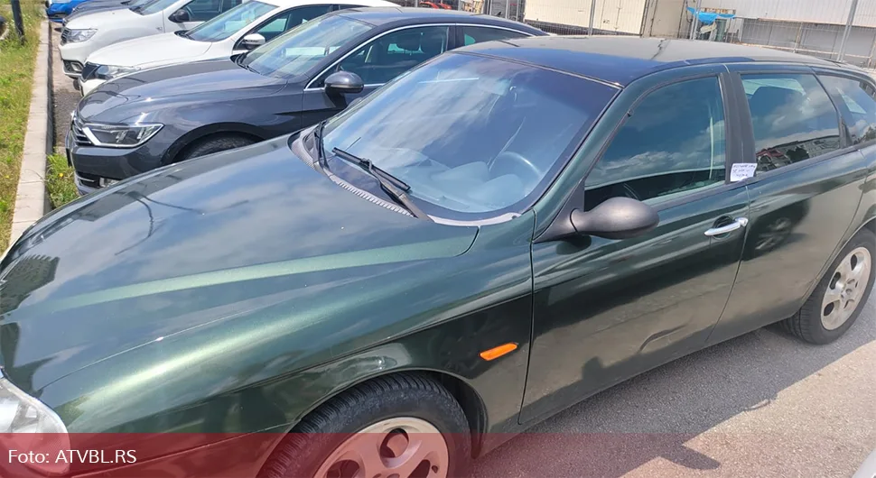 "Malo mače vam je ušlo u motor“ - vozač zatekao ceduljicu na automobilu