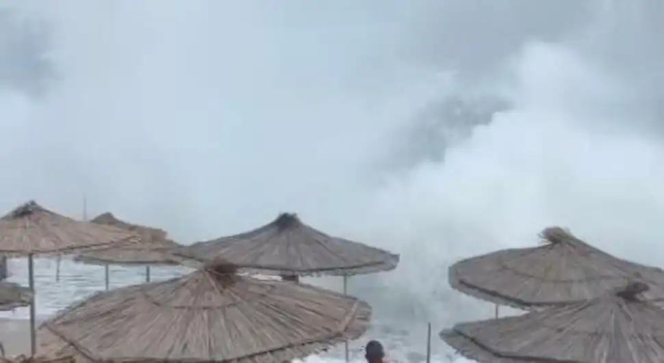 Jeziv snimak sa plaže u CG: Ogromni talasi "tuku" o stijene, a potez kupača šokirao sve!