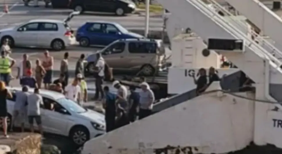 Autom pokušao da se ukrca na trajekt u pokretu, umalo upao u more