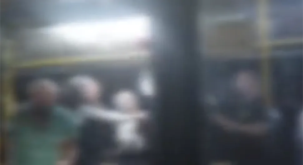 Opšti haos u autobusu: Tuča, padanje i vika