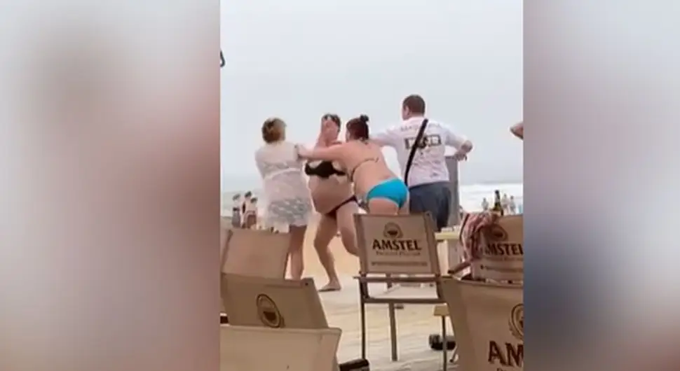 Brutalna tuča žena u bikiniju na plaži: "Radile" šake, muškarac završio na zemlji!