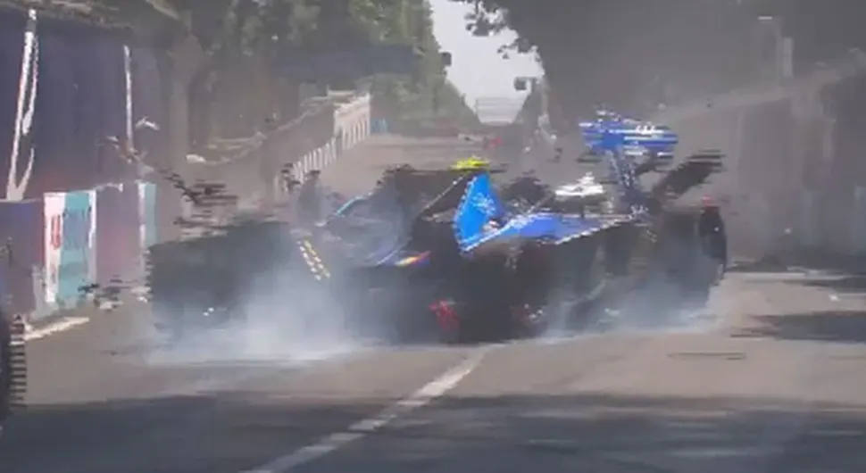 Stravičan udes na trci Formule: Pukom srećom izbjegnuta tragedija!