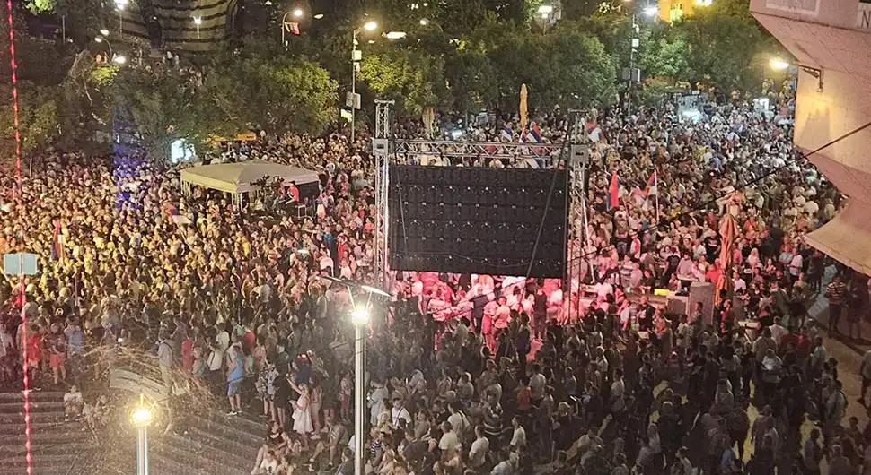 Prepun Trg Krajine na koncertu "Živjeće Srpska svoja na svome"