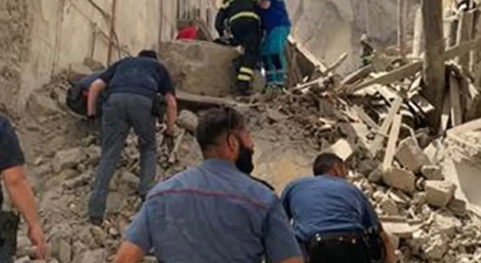 Srušila se zgrada, spasioci tragaju za preživjelima