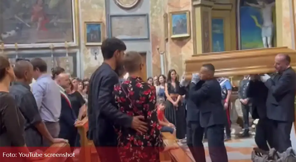 Sahranjen mali Stefan koji je stradao na bazenu: Riječi sveštenika kidaju dušu, roditelji neutješni