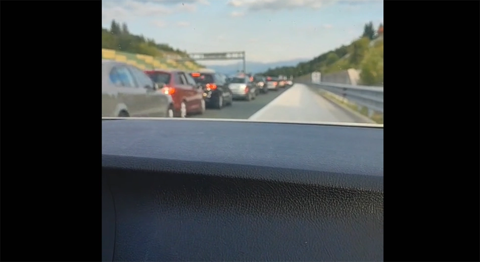 "Treba ti trajno vozačku oduzeti" Srbin pokazao kako je zaobišao kolonu