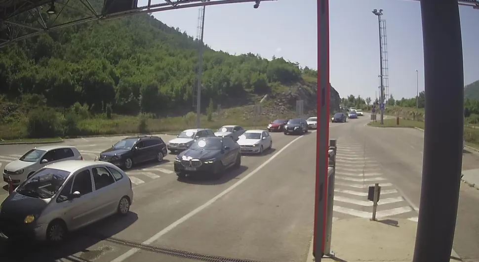 Na graničnim prelazima Zupci i Gradina gužva u oba smjera