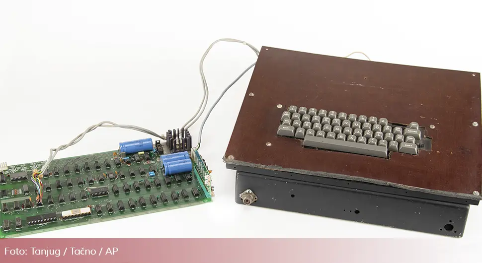 Appleov kompjuter iz 70-ih na aukciji 24. avgusta