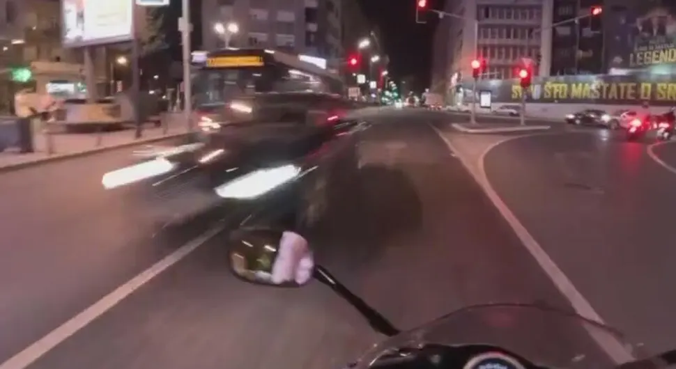Jeziv snimak iz centra grada: Kao da je "želio da ubije vozača motora"!