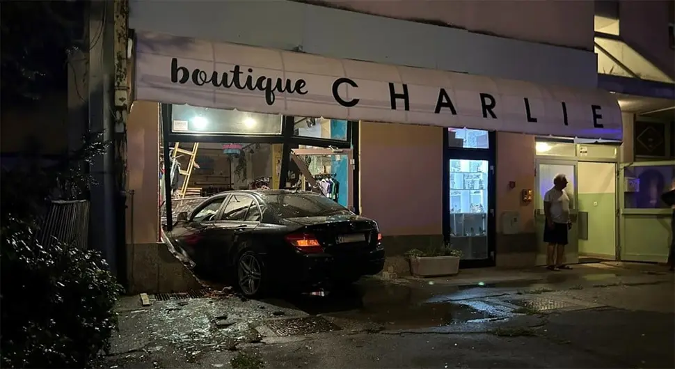 Automobilom se zabio u izlog butika