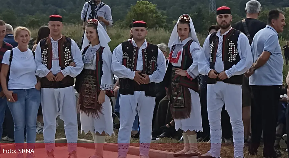 Djeca iz izbjegličke kolone na Petrovačkoj cesti u drvarskoj nošnji s ličkim kapama