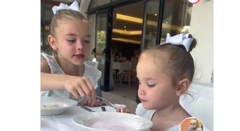 Video od 10 miliona pregleda: Djevojčica koja hrani sestru s autizmom osvojila internet