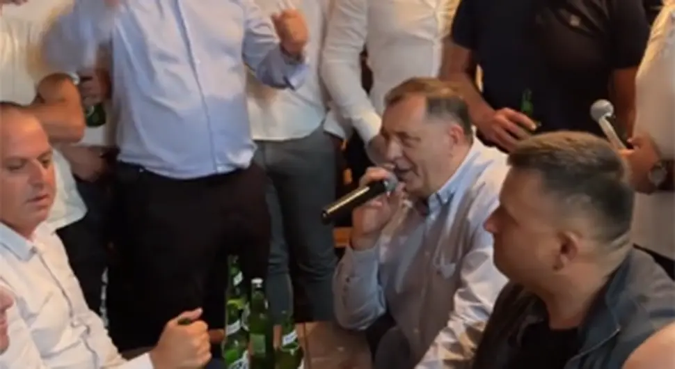 Dodik na zboru u Marićki zapjevao "Ne može nam niko ništa", Đajić ga pratio