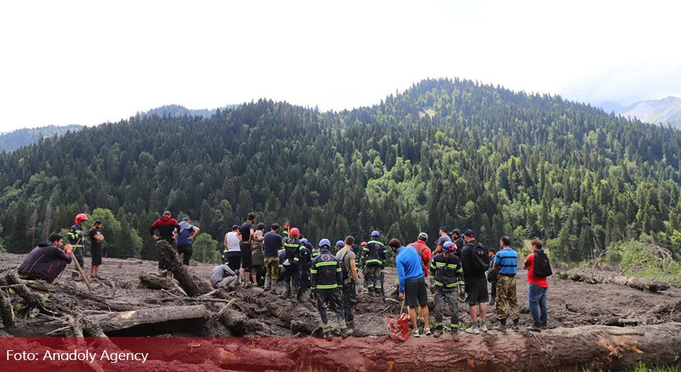 Poginulo 11 osoba u klizištu u odmaralištu, 400 spasilaca na terenu